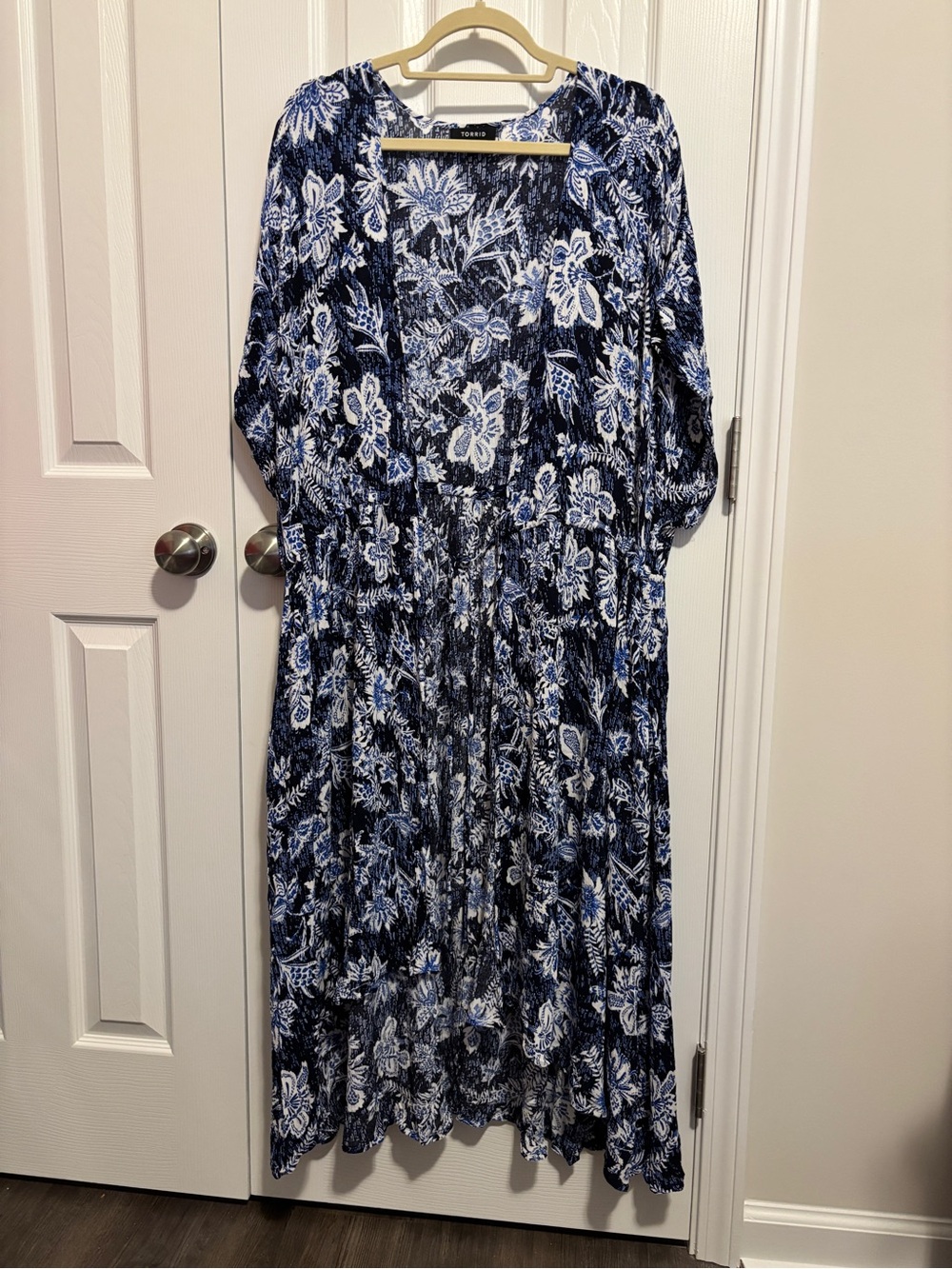 Torrid Navy & White Floral Kimono